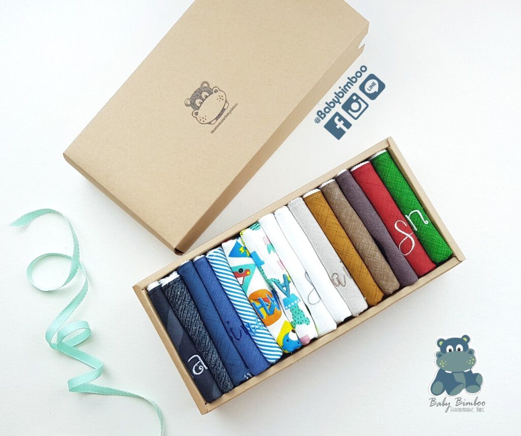 ผ้ากันเปื้อนเด็กปักชื่อพร้อมห่อของขวัญ