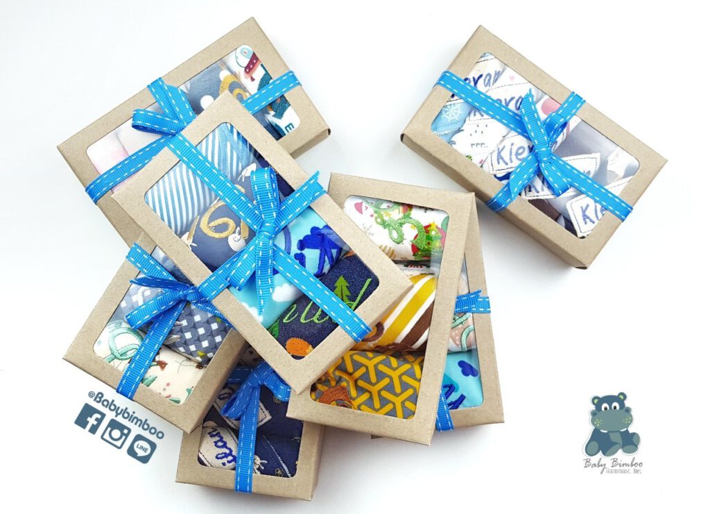 ผ้ากันเปื้อนเด็กปักชื่อพร้อมห่อของขวัญ